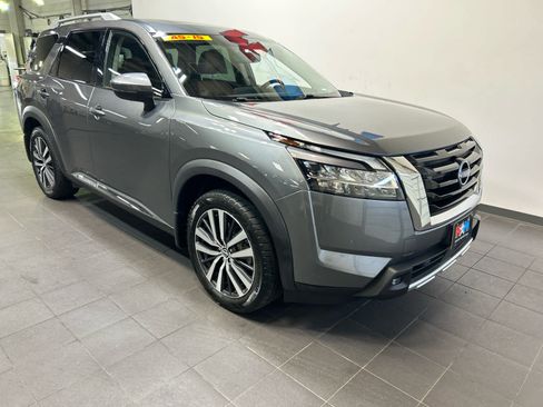 Used 2022 Nissan Pathfinder Platinum w/ Cargo Package AWD/4WD image 2