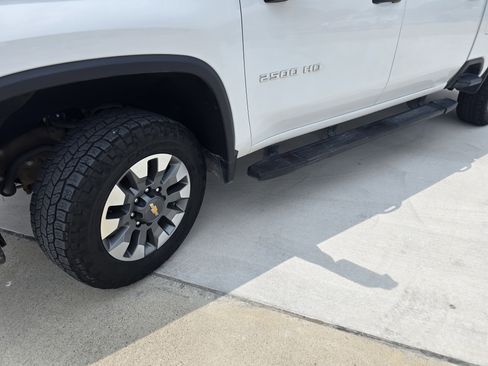 Used 2022 Chevrolet Silverado 2500 Custom w/ Custom Value Package AWD/4WD image 9