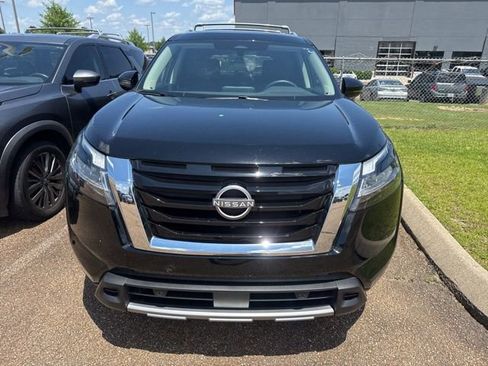 Used 2024 Nissan Pathfinder SL w/ SL Premium Package FWD image 3