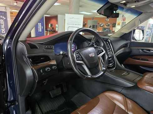 Used 2018 Cadillac Escalade Premium Luxury AWD/4WD image 8