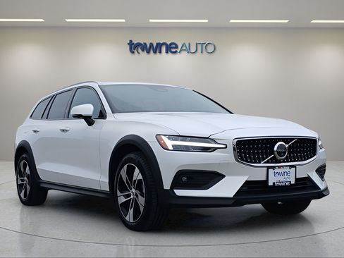 Used 2025 Volvo V60 B5 Cross Country Plus AWD/4WD image 7