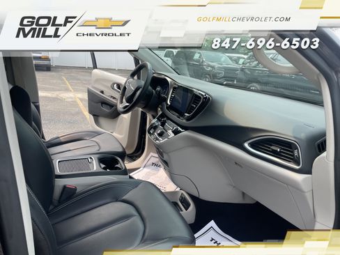 Used 2023 Chrysler Pacifica Touring-L FWD image 30