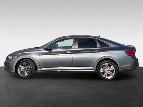 Used 2022 Volkswagen Jetta SE image 3