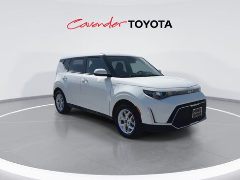 Used 2025 Kia Soul LX w/ LX Technology Package FWD image 2
