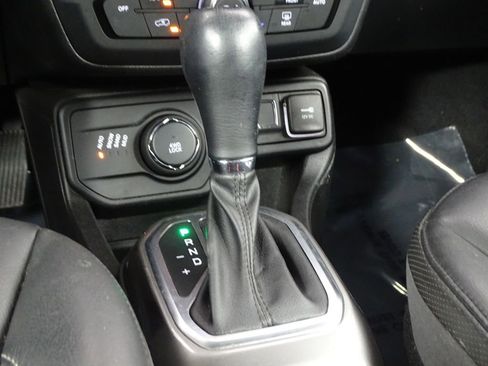 Used 2018 Jeep Renegade Limited image 39