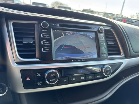 Used 2019 Toyota Highlander XLE image 25