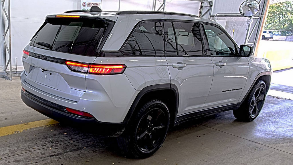 Used 2023 Jeep Grand Cherokee Altitude AWD/4WD image 4