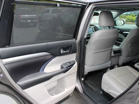Used 2016 Toyota Highlander XLE FWD image 12