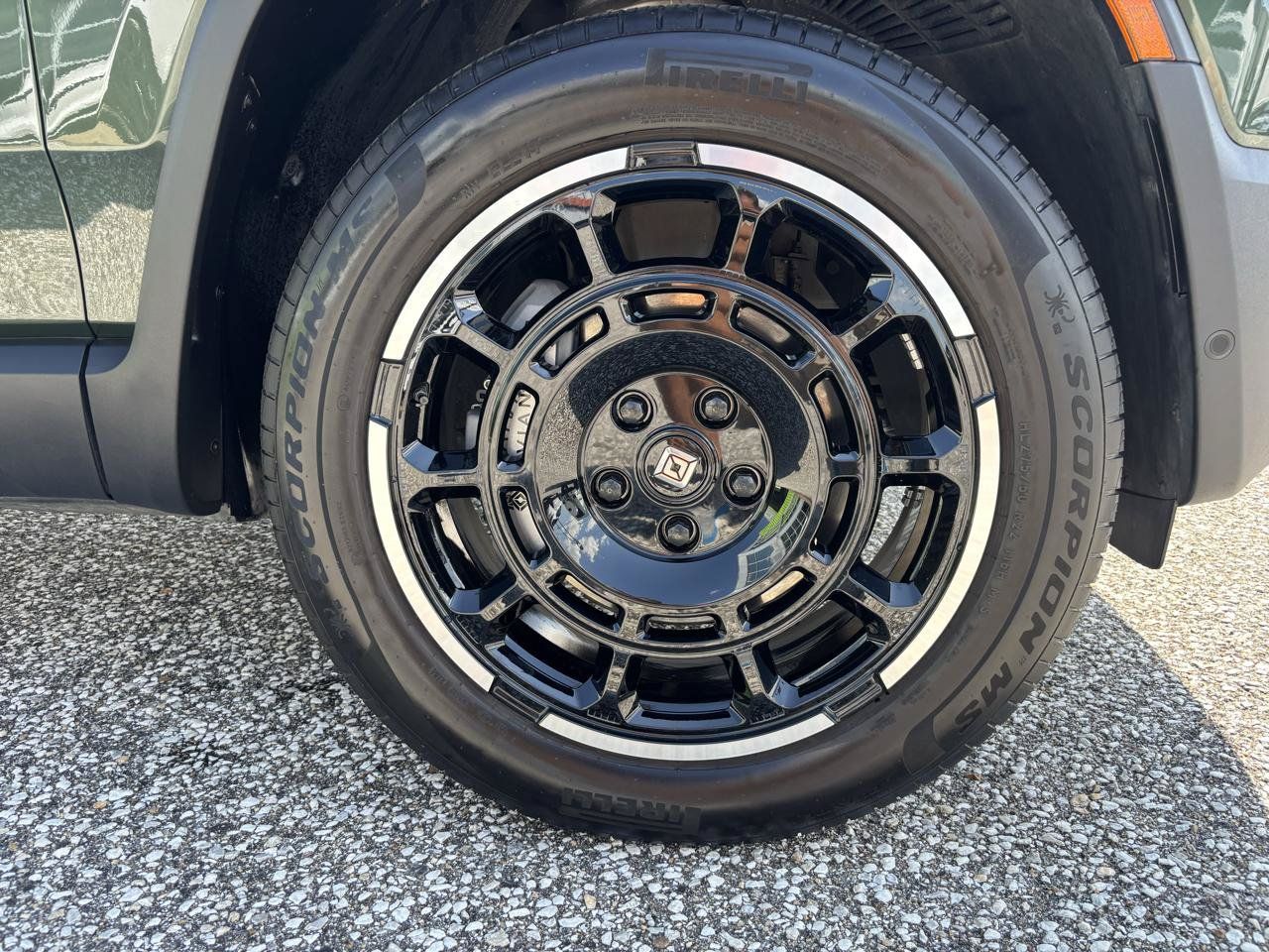 Used 2025 Rivian R1S Adventure Dual AWD/4WD image 33