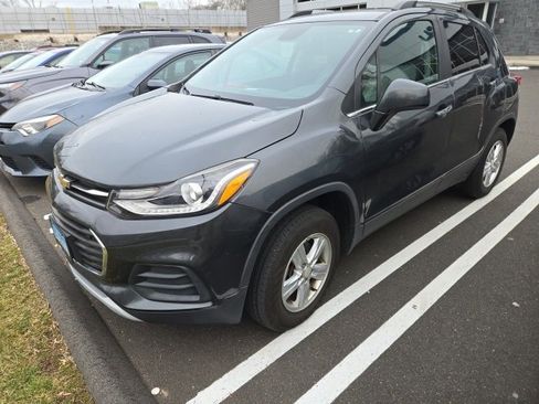 Used 2018 Chevrolet Trax LT w/ Sun & Sound Package image 2