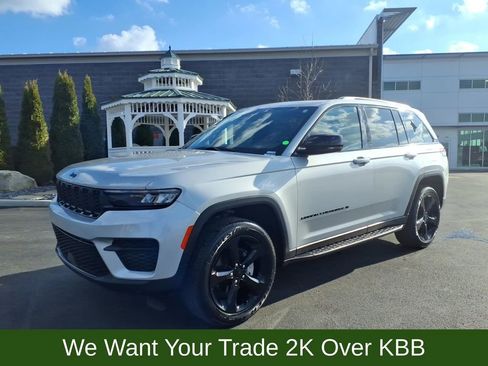 Used 2024 Jeep Grand Cherokee Altitude image 2