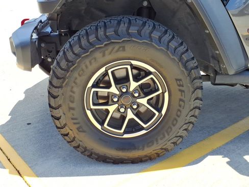 Used 2025 Jeep Gladiator Rubicon w/ Safety Group AWD/4WD image 4