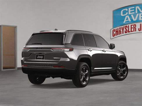 Used 2024 Jeep Grand Cherokee Altitude image 5