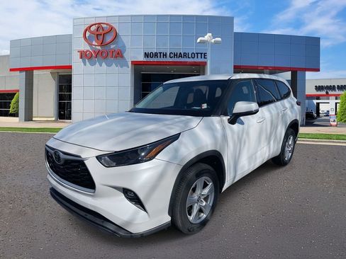 Used 2022 Toyota Highlander LE image 5