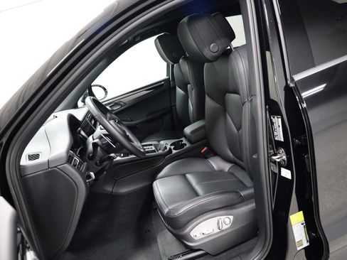 Certified 2024 Porsche Macan AWD/4WD image 5