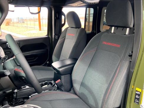 Used 2024 Jeep Wrangler Unlimited Rubicon w/ Technology Group image 9