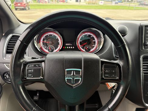 Used 2019 Dodge Grand Caravan SXT FWD image 14