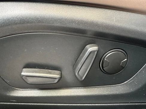 Used 2024 Ford Explorer XLT w/ Equipment Group 202A RWD image 21