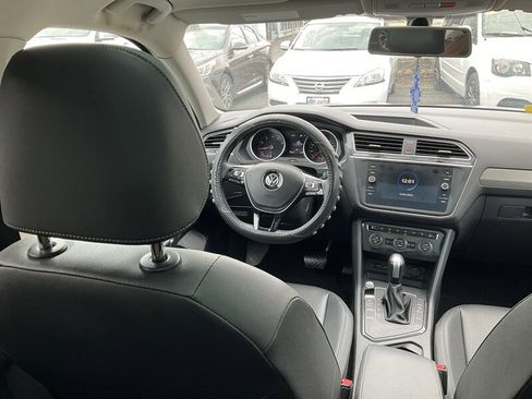 Used 2020 Volkswagen Tiguan SE w/ Panoramic Sunroof Package image 19