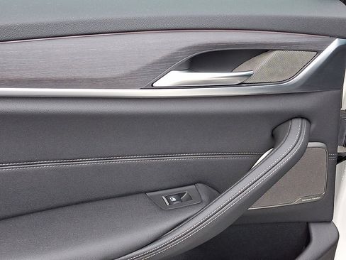 Used 2023 BMW 540i xDrive w/ Premium Package image 19