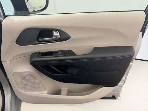 Used 2024 Chrysler Pacifica Touring-L image 34