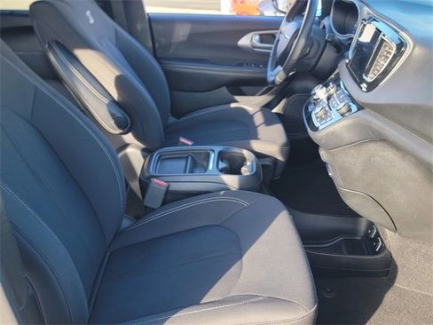 Used 2018 Chrysler Pacifica Touring Plus w/ S Appearance Package image 16