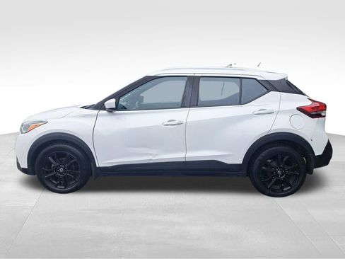 Used 2019 Nissan Kicks SV w/ Exterior Package FWD image 2