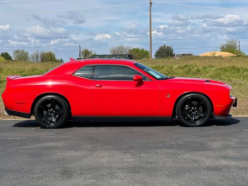 Used 2016 Dodge Challenger R/T Scat Pack w/ Leather Interior Group RWD image 3