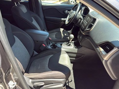 Used 2017 Jeep Cherokee Sport w/ Cold Weather Group FWD image 22