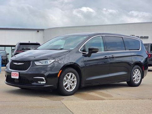 Certified 2023 Chrysler Pacifica Touring-L FWD image 3