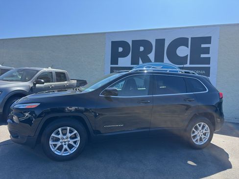 Used 2017 Jeep Cherokee Latitude FWD image 2