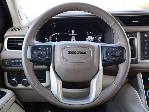 Used 2023 GMC Yukon XL Denali image 13