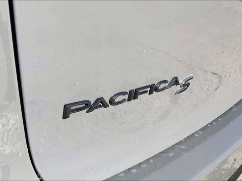 Used 2025 Chrysler Pacifica Limited image 30