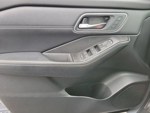 Used 2025 Nissan Rogue Platinum FWD image 21