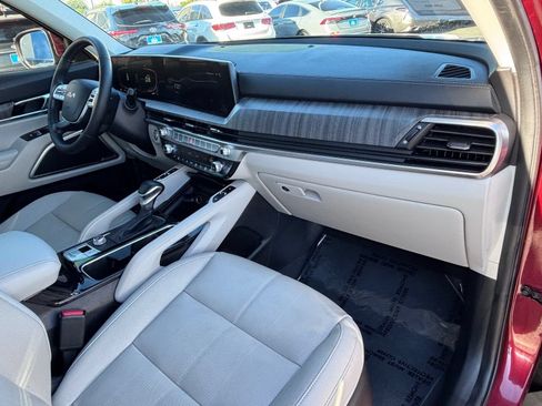 Used 2024 Kia Telluride EX w/ EX Captain's Chair Package FWD image 13