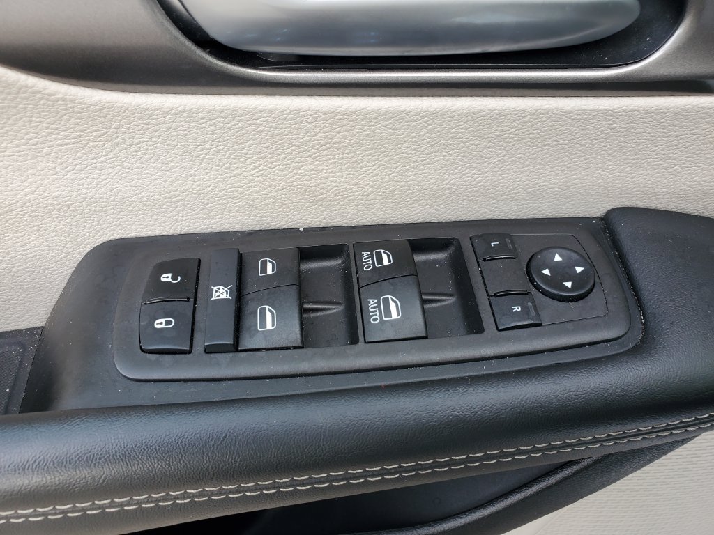 Used 2024 Chrysler Pacifica Touring-L FWD image 20