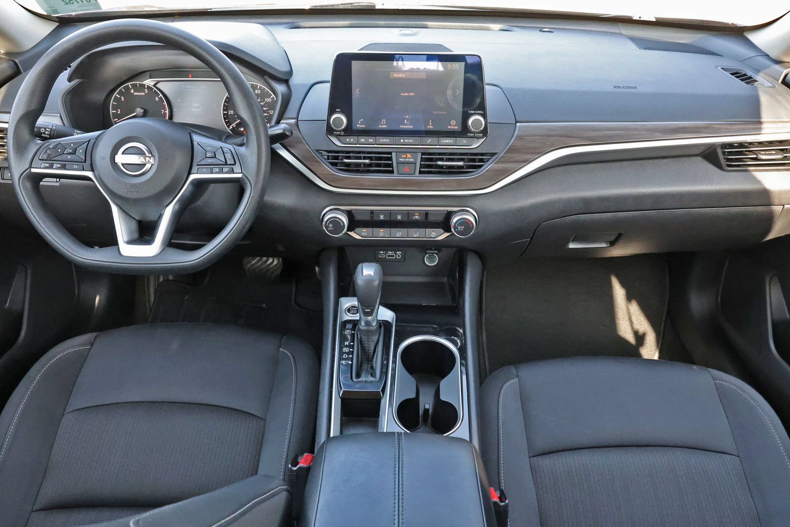 Used 2024 Nissan Altima 2.5 SV FWD image 2