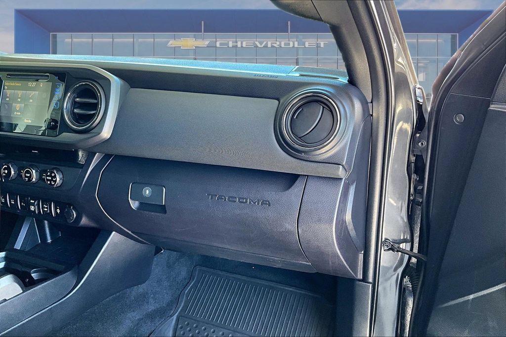 Used 2018 Toyota Tacoma TRD Off-Road w/ Technology Package AWD/4WD image 12