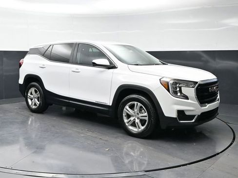 Used 2024 GMC Terrain SLE image 3