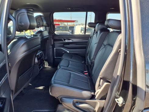 Used 2024 Jeep Wagoneer Series II w/ Flexible Seating Group image 11