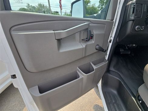 Used 2018 Chevrolet Express 3500 w/ Driver Convenience Package image 18