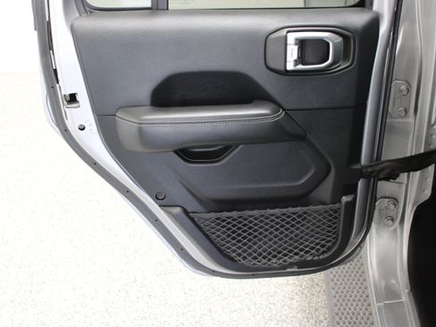 Used 2018 Jeep Wrangler Unlimited Sahara AWD/4WD image 27