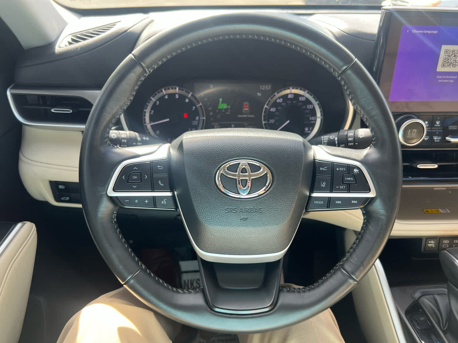 Used 2023 Toyota Highlander XLE AWD/4WD image 16