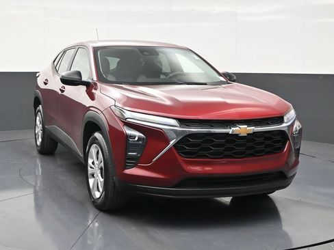 Used 2025 Chevrolet Trax LS FWD image 8