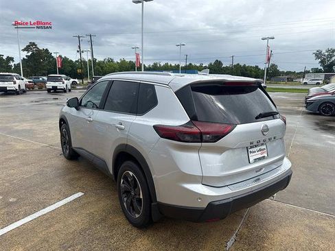Used 2025 Nissan Rogue SV w/ SV Premium Package FWD image 5