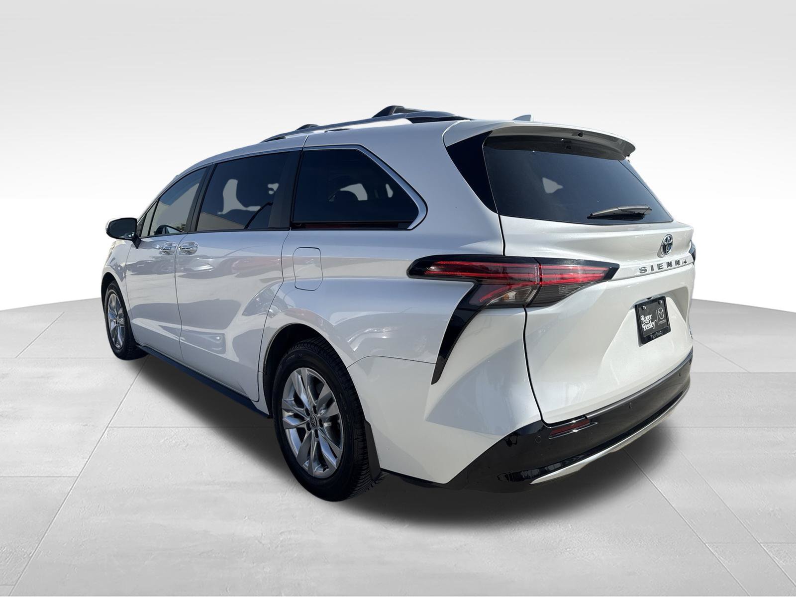 Used 2023 Toyota Sienna Limited FWD image 7