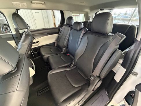 Used 2023 Kia Carnival LX image 18