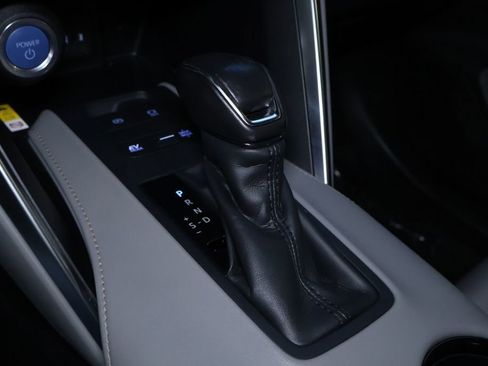 Used 2022 Toyota Venza LE image 32