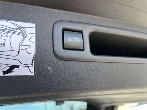 Used 2024 Toyota Highlander XLE AWD/4WD image 19