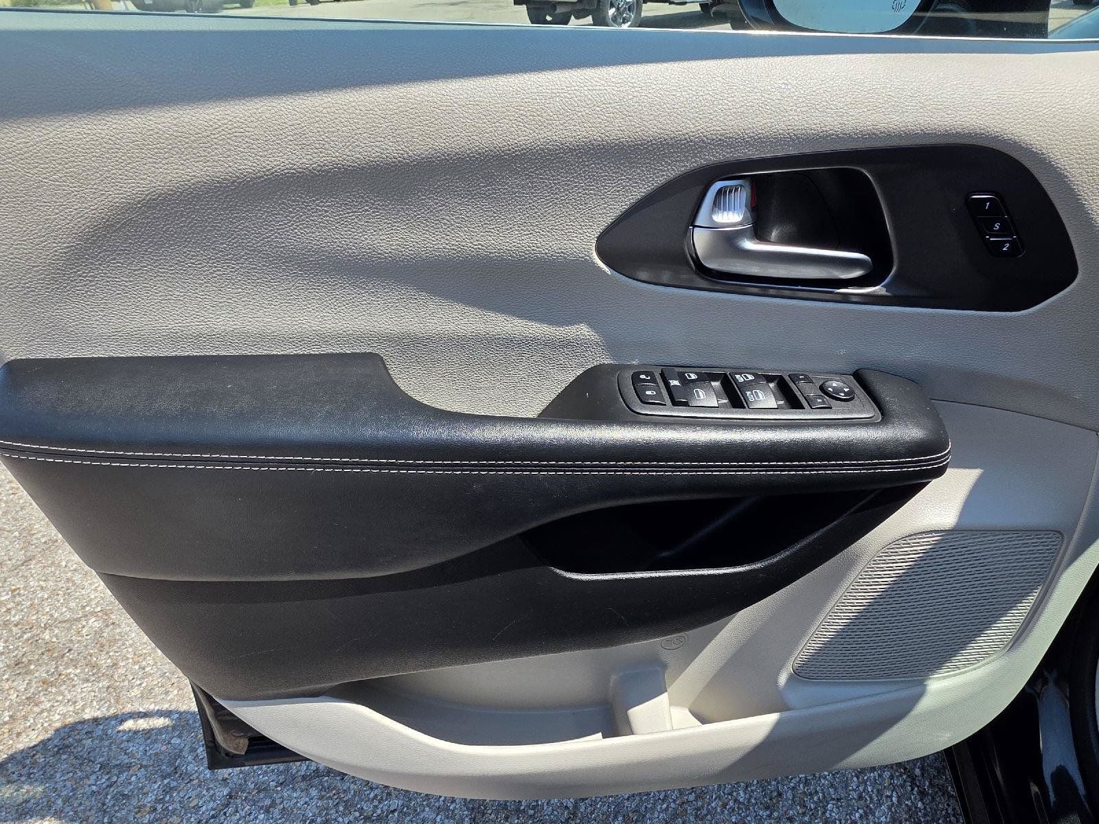 Used 2022 Chrysler Pacifica Touring-L FWD image 34